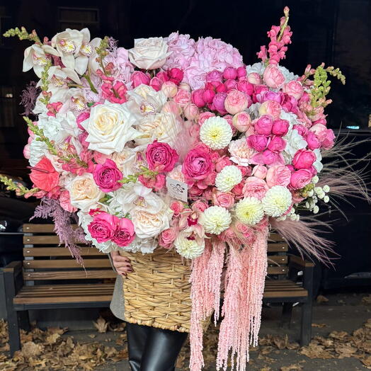 Luxury flowers in a basket XXXL size