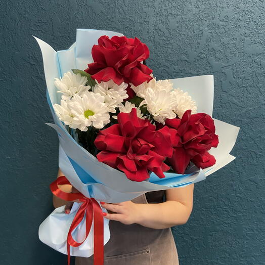 Шикарный букет из свежих цветов🌸 кустовые хризантемы и французские розы
