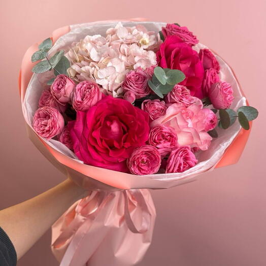 Авторский букет с кустовыми пионовидными розами и гортензией