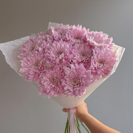 Нежный букет с одноголовой хризантемой