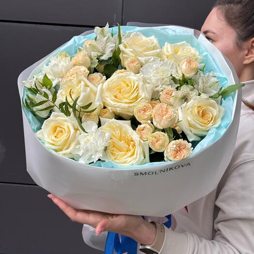 Букет роз 😍/ розы кустовые, розы пионовидные, диантусы и альстромерия в букете