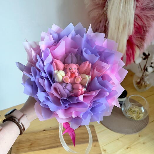 Небольшой букет из шоколада 7 тюльпанов с фигуркой «мишка»