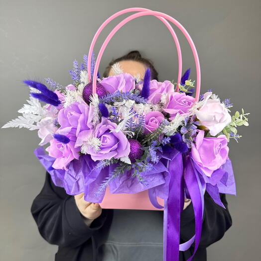 Композиция из мыльных и стабелезированных цветов в сумочке 23