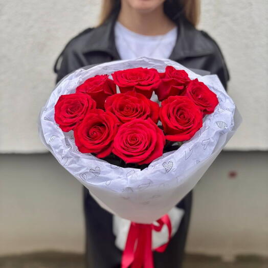 Букет из 9 красных роз в оформлении 💕