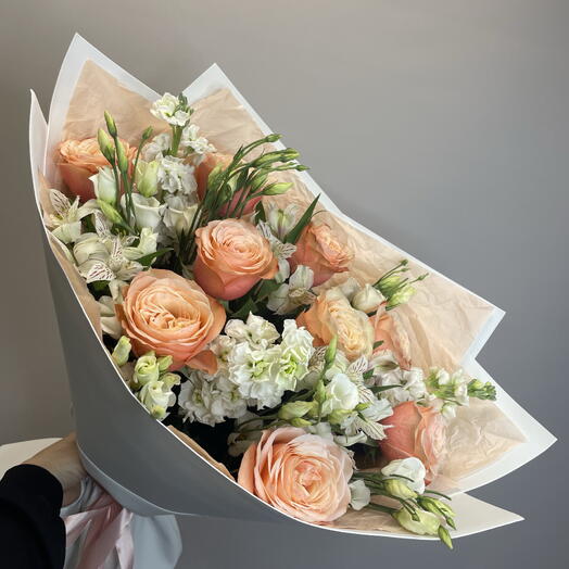 Шикарный букет в нежных оттенках для мамы с пионовидной розой,эустомой,матиолой