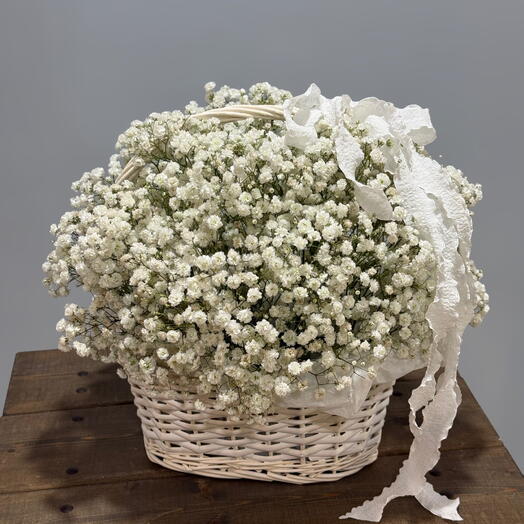 Цветочная композиция из белой гипсофилы в корзинке