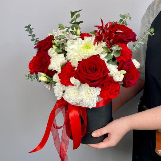 Яркая композиция с розой, альстромерией