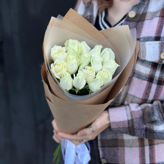 Моно букет из 15 белых роз 50 см в крафтовую упаковку