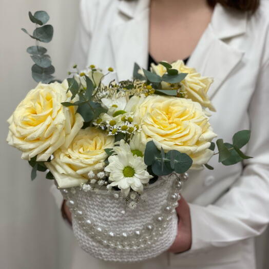 Букет в кашпо ручной работы ромашки, розы и эвкалипт