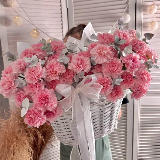 Корзина с цветами: диантусы с веточками эвкалипта 🌸