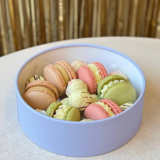 Набор трюфелей ручной работы (внешний вид конфет и вкус может отличаться от фото) и макарун "День Матери"