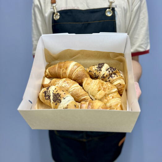 Свежая выпечка в подарочной коробке 🤍