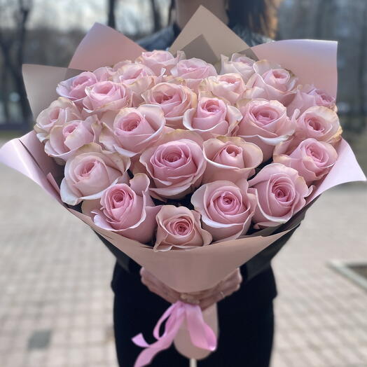 Розовые розы