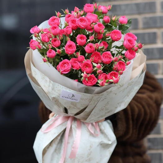 7 кустовых роз в стильном оформлении