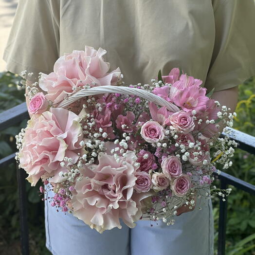 Розовая корзинка с розами, альстромериями и гипсофилой