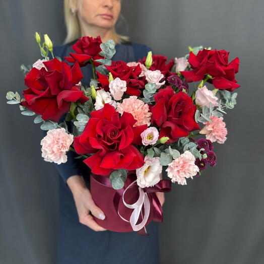 Красные французские розы в шляпной коробке