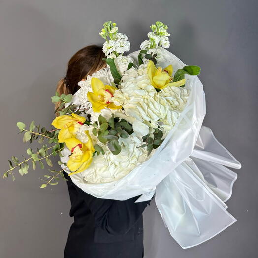 Авторский букет с орхидеей, гортензией, маттиолой