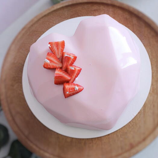 Муссовый торт с клубникой розовый на 8 марта сердце