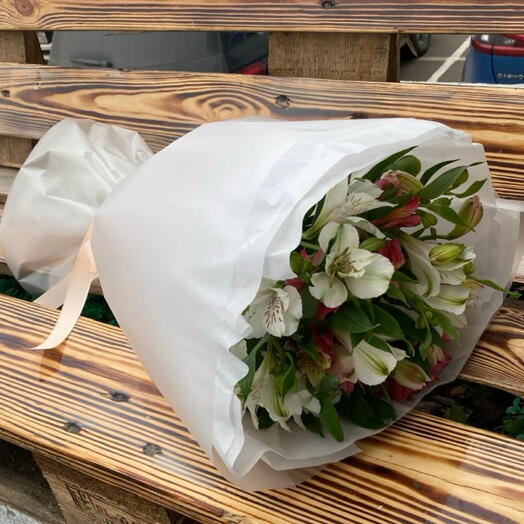 Круглый букет с альстромериями для любимой мамы