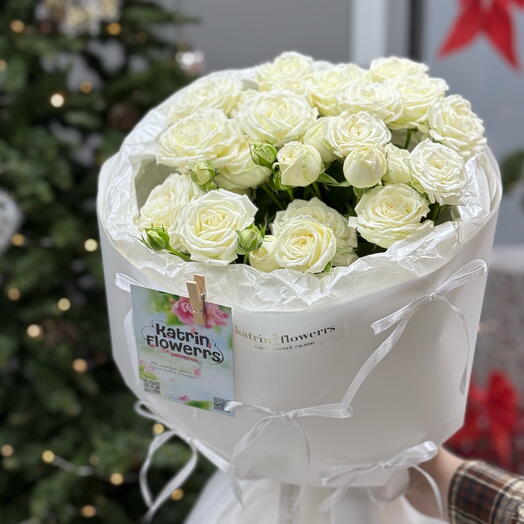 Букет белых кустовых розочек