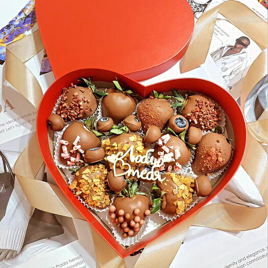 Клубника с голубикой в бельгийском шоколаде с топпером Я ТЕБЯ ЛЮБЛЮ 🎁 в коробке- сердце ️