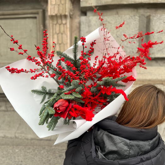 Прекрасный новогодний букет с амариллисом, илексом и ветками аспарагуса
