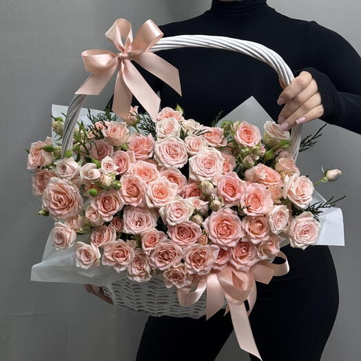 Букет с персиковой Кустовой Розой в корзине🩷