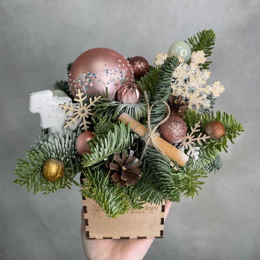 Зимняя сказка - композиция из нобилиса с деревянными снежинками, елочкой