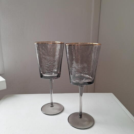 Красивые стеклянные бокалы. Черные с золотым кантом