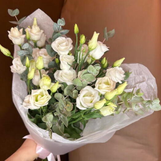 Букет-комплимент из эустомы лизиантус белый