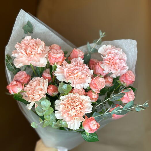 Букет с диантусами гвоздика и кустовыми пионовидными розами