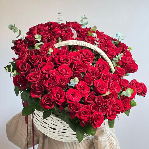 101 кенийская роза в корзине