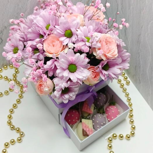 Caja con fresas cubiertas de chocolate y flores