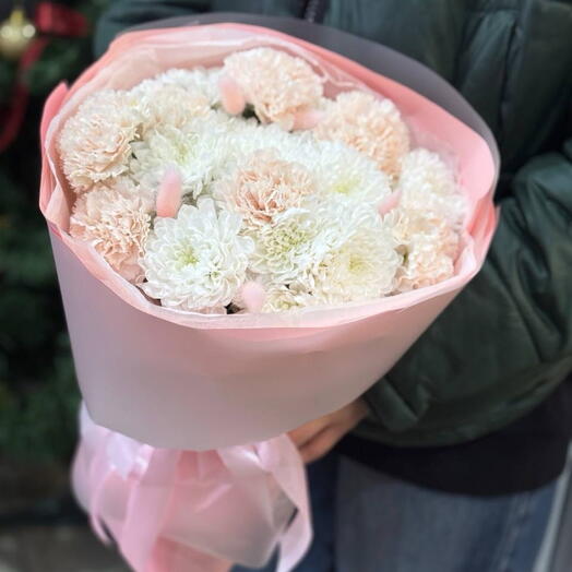 Нежный букет из хризантем и диантусов 🌸