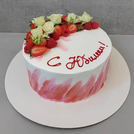 Торт с клубникой и живыми цветами на юбилей СПб — купить Flowwow