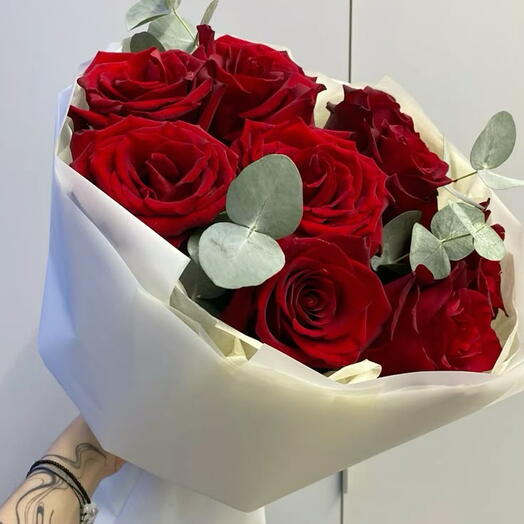Красные розы с эвкалиптом🌹