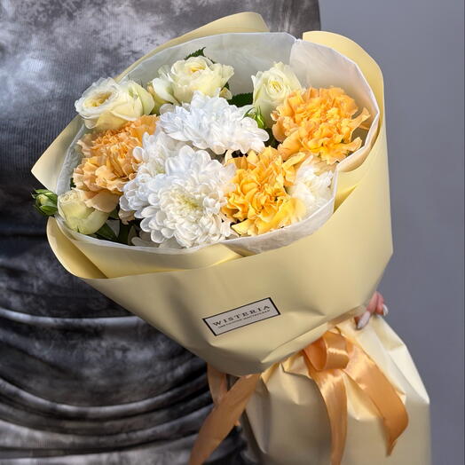 Букет кустовая роза, диантусы и хризантема кустовая (02010401)