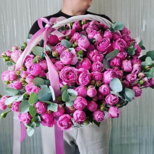 Корзина с  пионовидными розами