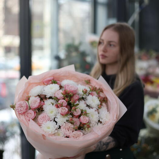 Букет «Персиковый Шепот» из кустовых роз и белых хризантем