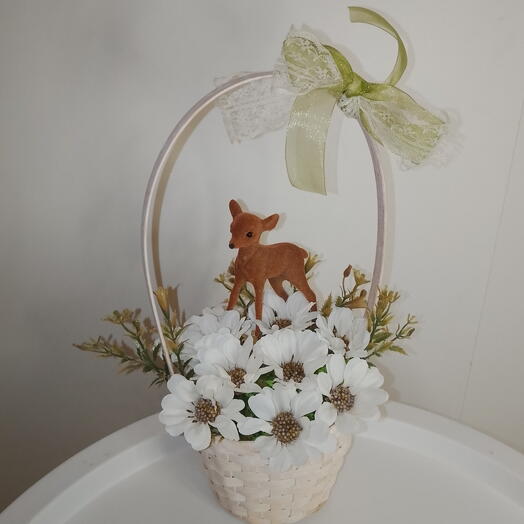Корзина с искуссными ромашками