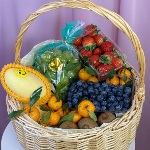 Корзина свежих фруктов и ягод ( клубника, голубика, манго, виноград)