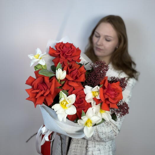 Букет из роз, тюльпанов и скиммии