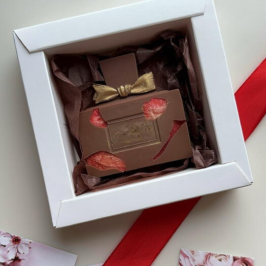 Шоколадные духи на 8 марта из бельгийского шоколада с сублимированной клубникой 50 гр