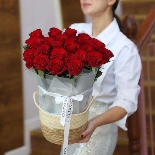 Корзина с высокими красными розами