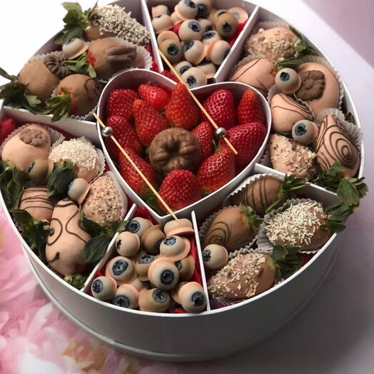 Клубника и голубика в шоколаде. Круглая коробка с сердцем