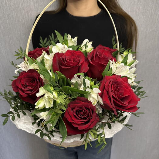 Композиция в корзине с красными розами и альстромерией