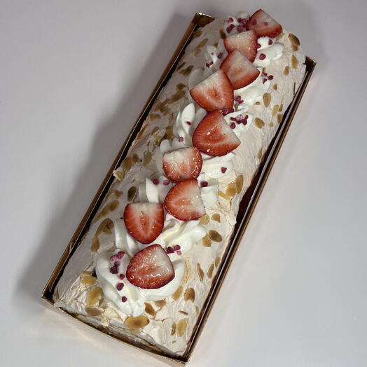 Меренговый рулет с клубникой