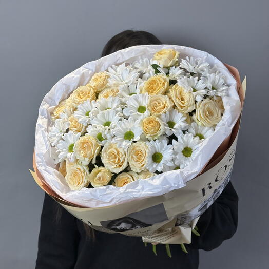 Букет из хризантемы и кустовой розы