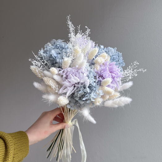 Нежный букет со стабилизированными гортензиями и хризантемами