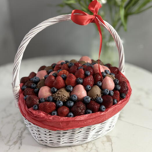 Корзина с клубникой в шоколаде и свежей клубникой 14 февраля
